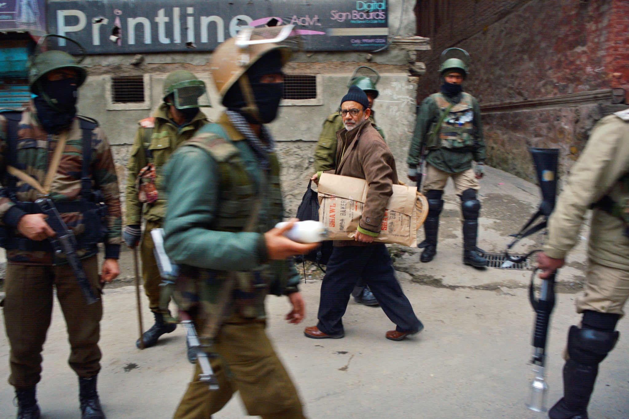 November 2019, Srinagar, Kashmir — A crowd of Indian soldiers gathers during clashes in downtown Srinagar. After the repeal of Article 370, which gave semi-autonomous status to Kashmir, Indian authorities imposed restrictions in the valley.
