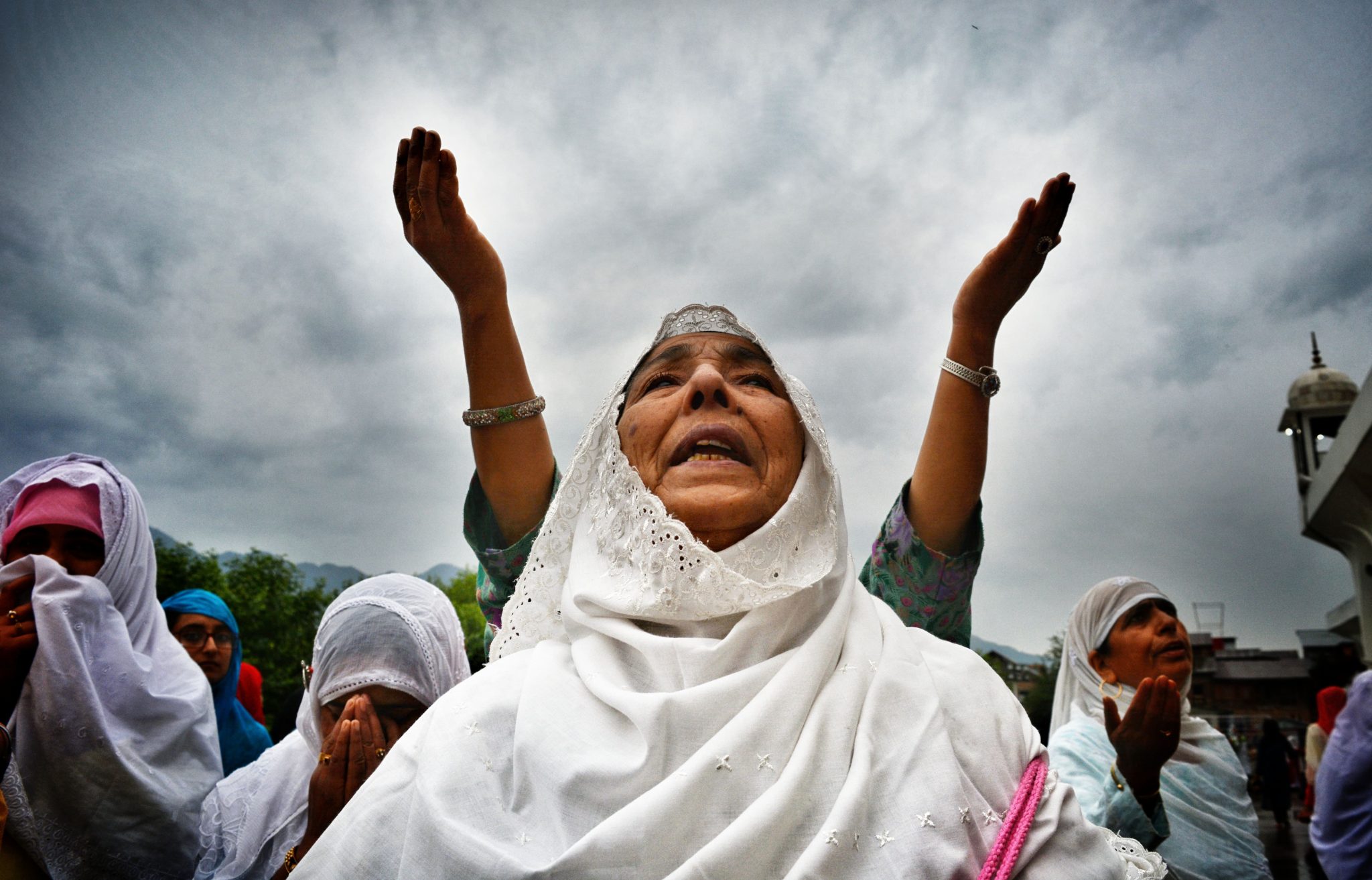 March 2018, Hazratbal, Kashmir — Devotees pray as the head priest displays a holy
relic in Hazratbal Shrine during Eid Milad-un-Nabi celebrations in the valley.